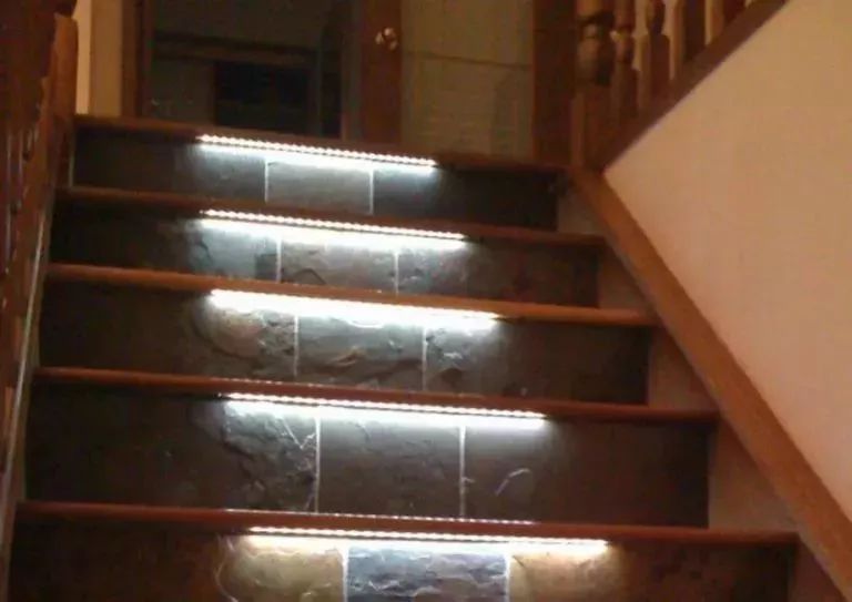 楼梯灯竟然还可以这样装，酷得不要不要的！